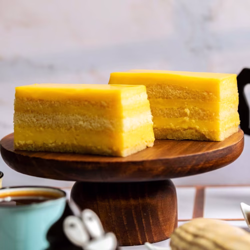 Pastel Pio | Pastelería Ciro Guatemala | Suave bizcocho de vainilla preparado con ingredientes seleccionados, generosamente humedecido con nuestro manjar de leche artesanal hasta lograr una textura húmeda y delicada. Una porción sencilla y reconfortante de la pastelería clásica Ciro.