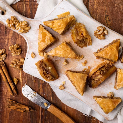 Baklava | Pastelería Ciro Guatemala | Delicado pastelito de origen mediterráneo elaborado con finas láminas de masa filo crujiente, rellenas con nuez de nogal triturada y generosamente bañado en miel pura. Un equilibrio perfecto entre textura y dulzura que lleva décadas siendo parte de nuestra tradición.