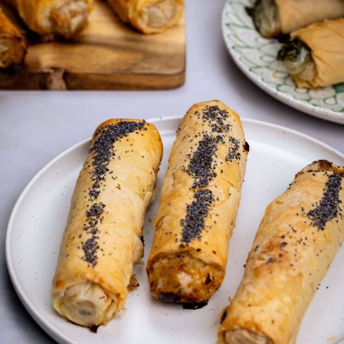 Rollo de pollo y piña | Pastelería Ciro Guatemala | Contraste irresistible entre masa filo crujiente y un relleno de pollo tierno con trozos de piña fresca que aportan dulzura y frescura. Una combinación inesperada que enamora desde el primer bocado.