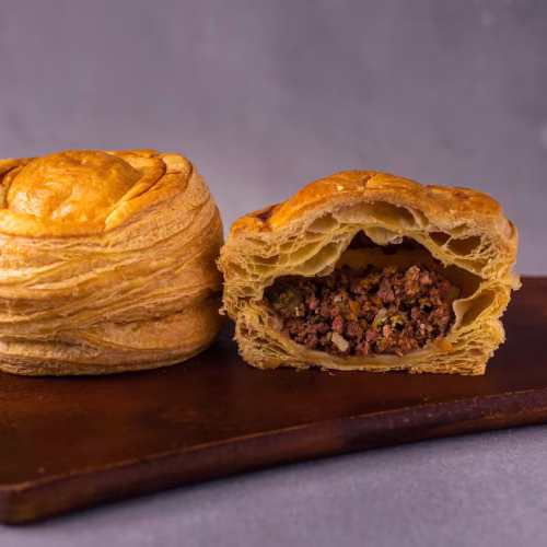 Volován de carne | Pastelería Ciro Guatemala | Canastilla de hojaldre artesanal, dorada y crujiente, rellena con una mezcla de carne de res tierna y verduras frescas en salsa suave. Un clásico de la pastelería italiana que en Ciro preparamos con la misma dedicación de siempre.