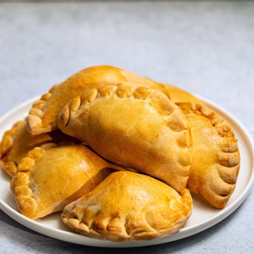 Empanada de pollo y verduras | Pastelería Ciro Guatemala | Empanada horneada de masa crujiente, rellena con pollo desmechado y una mezcla de verduras frescas salteadas. Un clásico equilibrado, ligero y sabroso, ideal para cualquier momento del día.