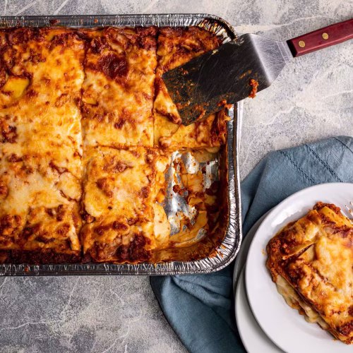 Lasaña de carne | Pastelería Ciro Guatemala | Lasaña preparada con pasta fresca elaborada en casa, intercalada con capas de salsa boloñesa de carne de res cocinada lentamente con hierbas italianas y queso mozzarella fundido. Una receta familiar de origen italiano que servimos con el mismo amor de siempre.