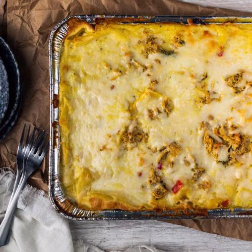 Lasaña de pollo | Pastelería Ciro Guatemala | Lasaña de pasta fresca hecha en casa, con capas de suave salsa bechamel artesanal, pollo tierno desmechado y queso mozzarella fundido. Una versión más suave y cremosa de la lasaña clásica que conquista por su textura y profundidad de sabor.