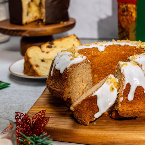 Magdalena de manzana y nuez | Pastelería Ciro Guatemala | Magdalena tradicional enriquecida con nuez de nogal troceada y concentrado de manzana, que le da una miga húmeda con textura y sabor profundos. Terminada con un delicado glaseado que le da un acabado brillante y dulce.