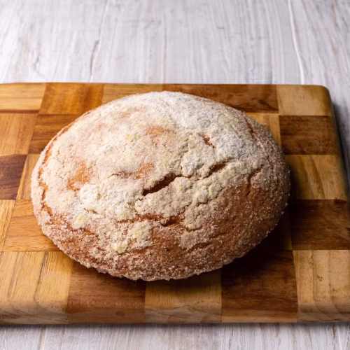 Quesadilla | Pastelería Ciro Guatemala | Quesadilla guatemalteca elaborada con nuestro batido tradicional enriquecido con queso seco rallado de calidad y crema pura, siguiendo la receta que nos acompaña desde nuestros primeros años. Costra dorada por fuera, interior suave y ligeramente salado: un sabor que no falla.