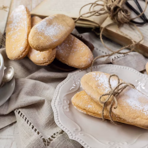 Galleta Savoyardi | Pastelería Ciro Guatemala | Galletas savoyardi artesanales, esponjosas y ligeras, elaboradas con huevo y azúcar según la receta italiana tradicional. Utilizadas en nuestros tiramisús, también son perfectas para acompañar cremas, helados o disfrutarse con café.