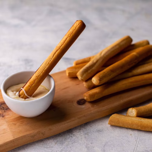 Galleta Palito | Pastelería Ciro Guatemala | Crujientes palitos de galleta artesanal, horneados hasta alcanzar una textura dorada y delicada. Perfectos para acompañar helados, mousses, cafés o simplemente disfrutar solos como un snack liviano de la pastelería clásica Ciro.