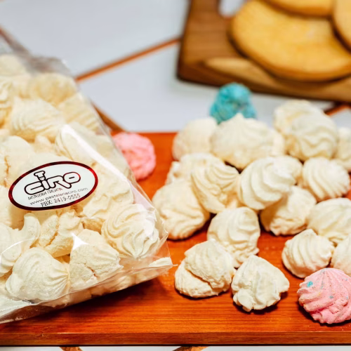 Espumillas pequeñas | Pastelería Ciro Guatemala | Delicadas mini espumillas de merengue italiano, ligeras y crujientes, disponibles en colores pastel. Preparadas a mano y horneadas lentamente para lograr su característica textura que se deshace suavemente en la boca.