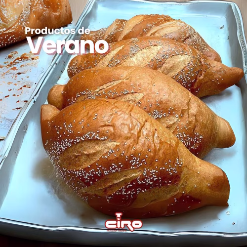 Pan pirujo | Pastelería Ciro Guatemala | Pan artesanal crujiente y dorado, elaborado con masa tradicional y cubierto de semillas de ajonjolí tostado que le aportan un aroma y sabor profundos. Un pan con carácter propio, perfecto para acompañar cualquier momento del día.