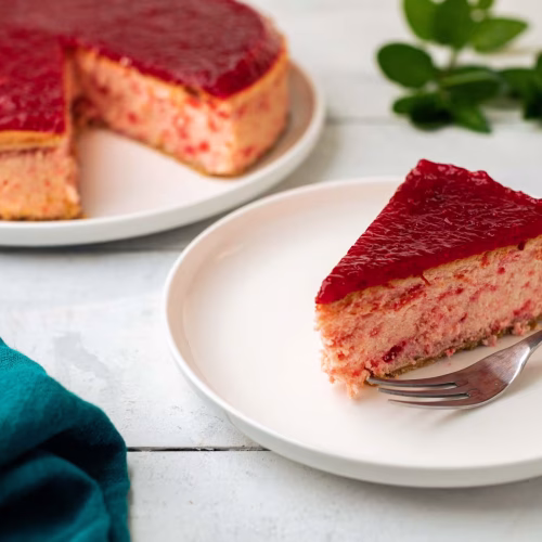 Cheesecake de frambuesa | Pastelería Ciro Guatemala | Cheesecake horneado de consistencia sedosa sobre base crujiente de galleta, cubierto con salsa de frambuesa de color vibrante y sabor afrutado con un toque de acidez natural. Una combinación sofisticada y deliciosa.
