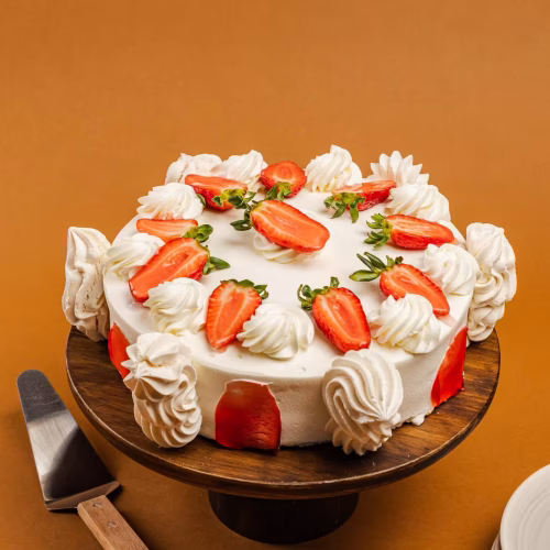 Fresas con crema | Pastelería Ciro Guatemala | Bizcocho ligero de vainilla relleno de fresas frescas con crema batida, cubierto de crema Anchor suave y decorado con fresas naturales. Fresco, frutal y elegante: un pastel que celebra la sencillez con ingredientes de primera calidad.