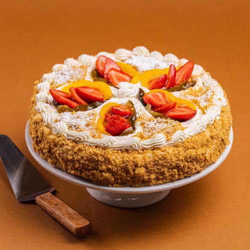 Milhoja de fresa | Pastelería Ciro Guatemala | Impresionante tarta de milhojas: capas intercaladas de hojaldre artesanal crujiente con relleno de manjar de queso suave y mermelada de fresa de sabor intenso. Una pieza de repostería de técnica clásica que combina textura y sabor en cada porción.
