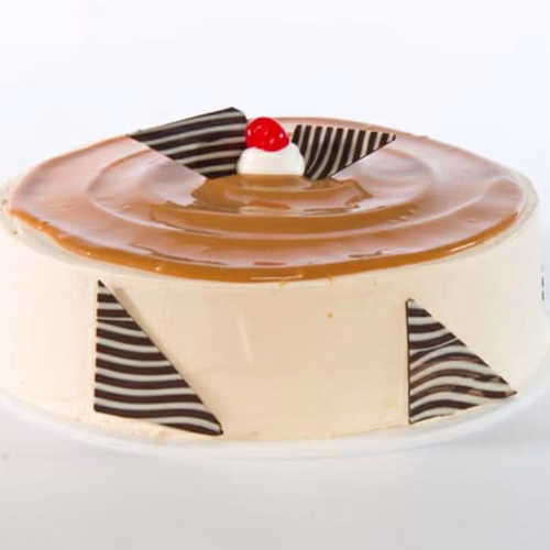 Pastel de Cajeta | Pastelería Ciro Guatemala | Bizcocho suave de vainilla relleno de cajeta artesanal de sabor profundo y acaramelado, cubierto de crema batida infusionada con cajeta. Un pastel envolvente y reconfortante con el sabor que evoca dulces memorias.