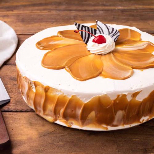 Pastel de dulce de leche | Pastelería Ciro Guatemala | Generoso bizcocho de vainilla humedecido artesanalmente, relleno y cubierto con una suave crema de dulce de leche que aporta profundidad y calidez a cada porción. Un pastel grande con sabor profundo y reconfortante, ideal para celebraciones especiales.