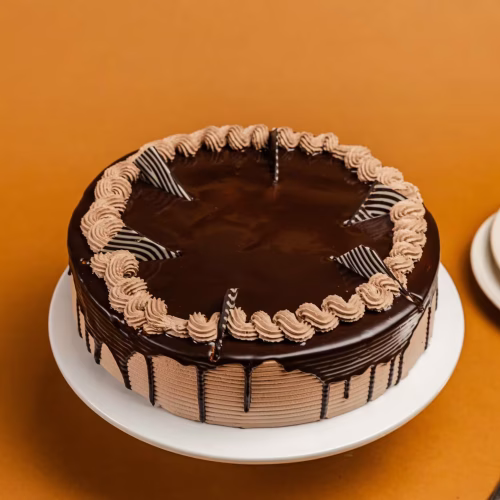 Choco crema | Pastelería Ciro Guatemala | Bizcocho de chocolate oscuro, húmedo y esponjoso, relleno y cubierto de suave crema batida con una capa exterior de chocolate. Una propuesta indulgente y equilibrada para los amantes del chocolate en cualquier celebración.