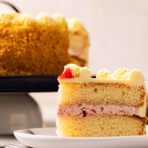 Pastel de vainilla | Pastelería Ciro Guatemala | Clásico y elegante pastel de bizcocho suave de vainilla, relleno de mermelada de fresa artesanal y envuelto en una suave crema de vainilla. La opción atemporal para cualquier celebración, preparada con ingredientes de calidad seleccionada.