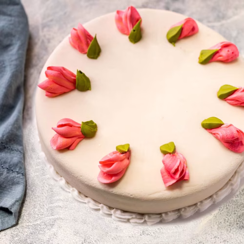 Pastel de mazapán | Pastelería Ciro Guatemala | Elegante pastel de celebración elaborado con bizcocho de semilla de amapola de textura fina, relleno de crema Sabaione — la clásica crema italiana de yemas, azúcar y vino — y cubierto con un manto de mazapán. Una joya de la pastelería italiana que Ciro prepara con alma.
