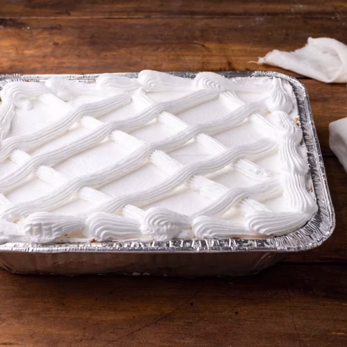 Tres leches | Pastelería Ciro Guatemala | Bizcocho artesanal humedecido lentamente con la mezcla clásica de tres leches — condensada, evaporada y entera — hasta lograr una textura esponjosa y húmeda que se deshace en la boca. Coronado con turrón artesanal y un toque de canela. Uno de nuestros clásicos irrenunciables.