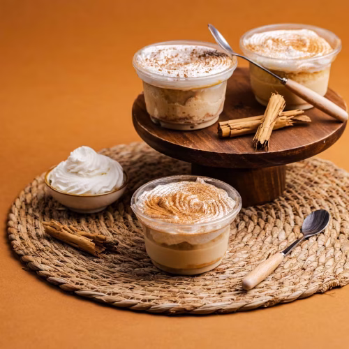 Tres leches individual | Pastelería Ciro Guatemala | Suave bizcocho de vainilla artesanal embebido lentamente con la mezcla de tres leches — evaporada, condensada y entera — hasta alcanzar una textura húmeda y sedosa. Decorado con turrón casero y una pizca de canela para un final especiado y festivo.