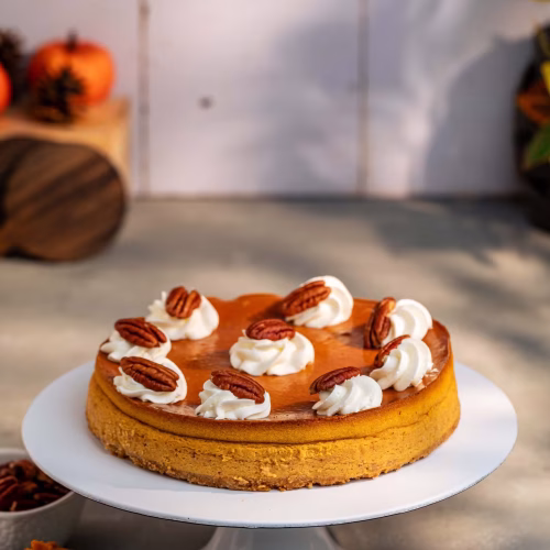 Cheesecake de calabaza | Pastelería Ciro Guatemala | Cheesecake horneado de temporada que integra calabaza fresca al queso crema, creando una textura suave y un sabor cálido y especiado. Terminado con crema batida y pecanas tostadas para un contraste de texturas delicioso.