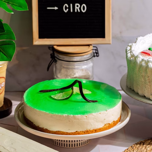 Mousse de limón | Pastelería Ciro Guatemala | Bizcocho de vainilla con mousse de limón fresco y cítrico, terminado con gelatina de limón que aporta brillo y un sabor refrescante en cada porción. Un pastel luminoso y equilibrado para quienes prefieren lo fresco sobre lo dulce.