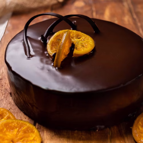 Mousse de naranja | Pastelería Ciro Guatemala | Contraste exquisito entre bizcocho de chocolate oscuro y aireado mousse de naranja fresca, cubierto con ganache de chocolate sedoso. La combinación de cítrico y chocolate que resulta en un pastel sofisticado y memorable.