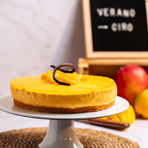 Mousse de mango | Pastelería Ciro Guatemala | Base de bizcocho de vainilla suave sobre la que descansa un aireado mousse de mango tropical, coronado con gelatina saborizada con trozos de mango fresco. Fresco, ligero y vibrante: un pastel que sabe a verano.