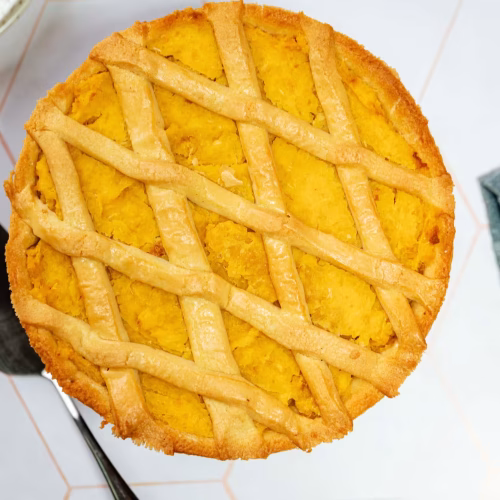 Pie de camote y piña | Pastelería Ciro Guatemala | Pie artesanal de base crujiente de galleta con un relleno dulce y suave de camote combinado con piña natural que aporta acidez y frescura. Una combinación tropical y reconfortante que sorprende gratamente.