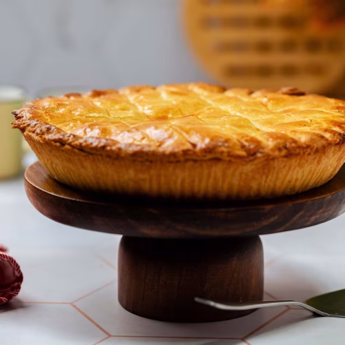 Pie de manzana | Pastelería Ciro Guatemala | Pie de base crujiente de galleta artesanal relleno de manzana fresca cocida con especias, de textura suave y sabor cálido que evoca los pasteles caseros de la abuela. Sencillo, reconfortante y delicioso.