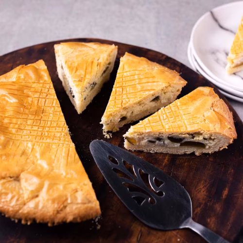 Pie de higo | Pastelería Ciro Guatemala | Pie de base crujiente de galleta con relleno de queso crema suave y higo de sabor profundo y ligeramente dulce, decorado con higos frescos. Una combinación sofisticada y poco común que refleja el amor de Ciro por los sabores de origen mediterráneo.