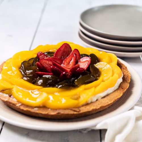 Pie de queso y fruta | Pastelería Ciro Guatemala | Pie de base crujiente de galleta artesanal, relleno con suave manjar de queso cremoso y coronado con una colorida selección de frutas frescas. Elegante en presentación y equilibrado en sabor: dulce, fresco y cremoso a la vez.