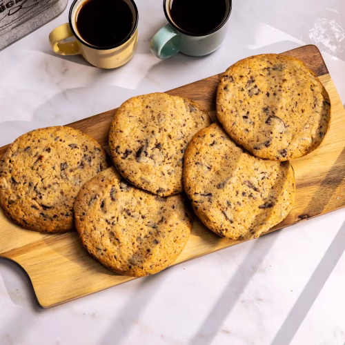 Galleta de chocochip | Pastelería Ciro Guatemala | Galleta artesanal horneada de borde crujiente y centro suave, generosamente cargada de chips de chocolate. Elaborada con mantequilla de calidad y masa de receta propia que garantiza un equilibrio perfecto entre dulzura y textura en cada bocado.