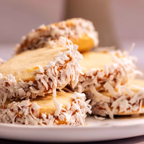 Galleta Alfajor | Pastelería Ciro Guatemala | Alfajores elaborados con masa suave y delicada que se deshace en la boca, rellenos generosamente de dulce de leche artesanal. Un clásico de la confitería latinoamericana preparado con la paciencia y el cuidado que merece.