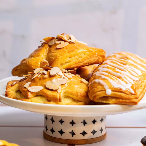 Danese de manzana | Pastelería Ciro Guatemala | Masa especial de danese a base de mantequilla con relleno de Manzana con covertura de glaseado.