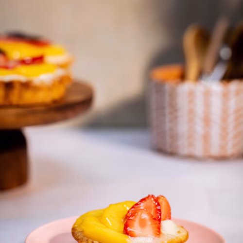 Tartaleta de frutas nediana | Pastelería Ciro Guatemala | Tartaleta de tamaño personal con base horneada crujiente, rellena de manjar cremoso y decorada con frutas frescas de temporada. El tamaño ideal para disfrutar en cualquier momento como un capricho de pastelería artesanal.