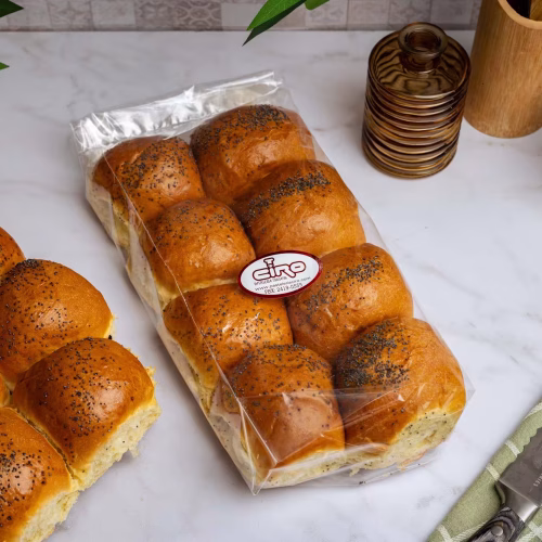Bollos | Pastelería Ciro Guatemala | Esponjosos bollos de pan artesanal con semillas, elaborados con masa fermentada lentamente para desarrollar sabor profundo y textura suave. Perfectos para el desayuno o la merienda, ideales para acompañar con mantequilla o mermelada.