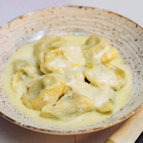 Lasaña Tortellini | Pastelería Ciro Guatemala | Tortellini de pasta fresca elaborada y rellena a mano con espinaca fresca y queso mozzarella. Cada pieza es el resultado de una técnica artesanal que aprendimos de nuestras raíces italianas y que aplicamos con dedicación en cada preparación.
