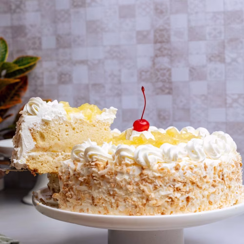 Pastel piña | Pastelería Ciro Guatemala | Bizcocho esponjoso de vainilla con relleno de mermelada de piña de sabor frutal y fresco. Un pastel clásico y alegre que aporta frescura y ligereza a cualquier celebración.