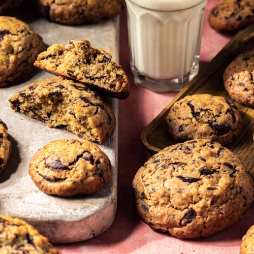 Galleta mini de chocochip | Pastelería Ciro Guatemala | Versión mini de nuestra galleta artesanal de chocochips: crujientes, llenas de chips de chocolate y perfectas para compartir. La misma receta de calidad en un formato irresistible para cualquier momento del día.